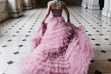ظهور رنگ های غیر سنتی در طراحی لباس عروس: پذیرش فردیت و سبک