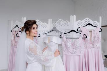 پارچه های منحصر به فرد در طراحی لباس عروس: فراتر از توری و ساتن