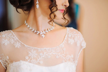 راهنمای نهایی برای انتخاب جواهرات برای لباس عروسی شما