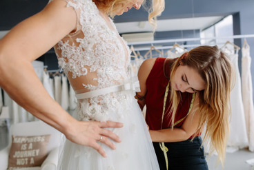 هنر خیاطی عروسی: راهنمای سفارشی کردن لباس رویایی شما
