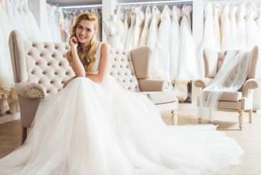 خرید لباس عروس با اطرافیان: چه کسی و چرا