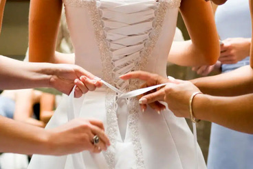 آموزش نحوه پوشیدن لباس عروس